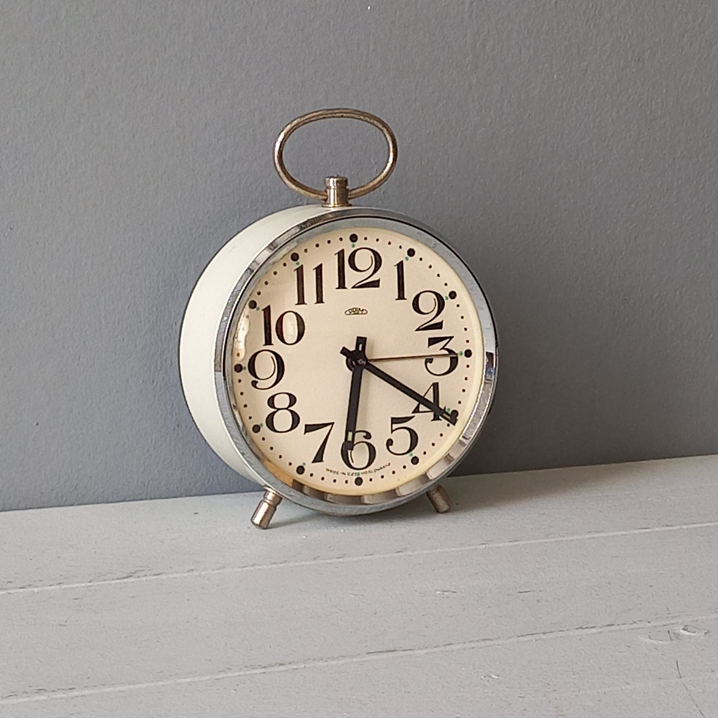 réveil vintage blanc, horloge mécanique rétro, horloge de chevet ou de table de nuit