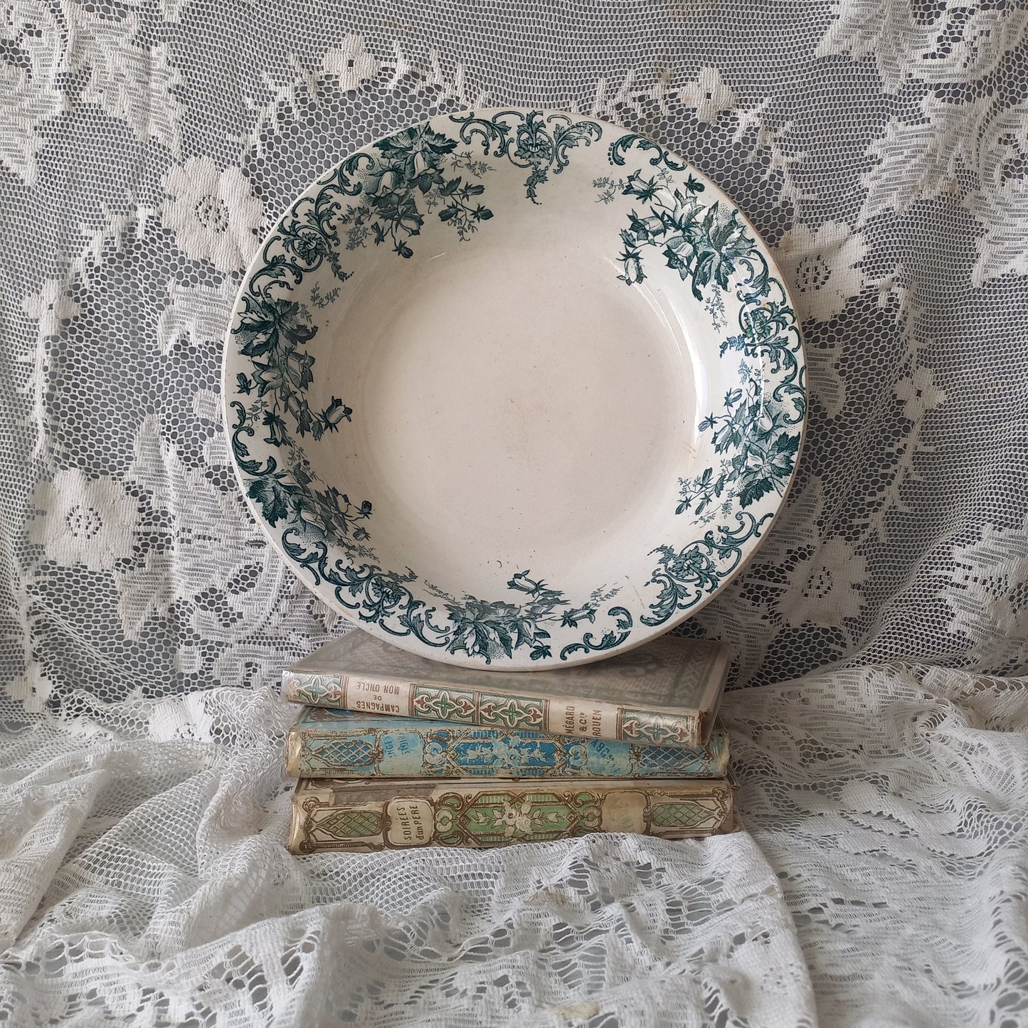 Plat ou bol ancien en terre de fer avec motif floral bleu sarcelle de France, cuisine de ferme rustique shabby chic