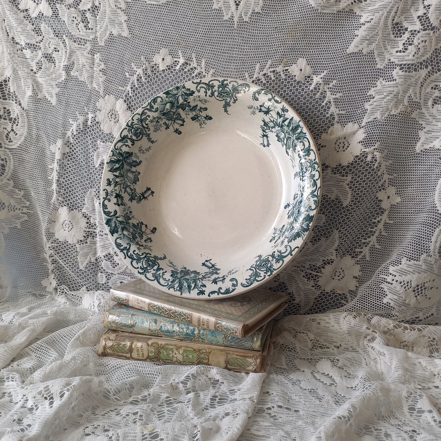 Plat ou bol ancien en terre de fer avec motif floral bleu sarcelle de France, cuisine de ferme rustique shabby chic