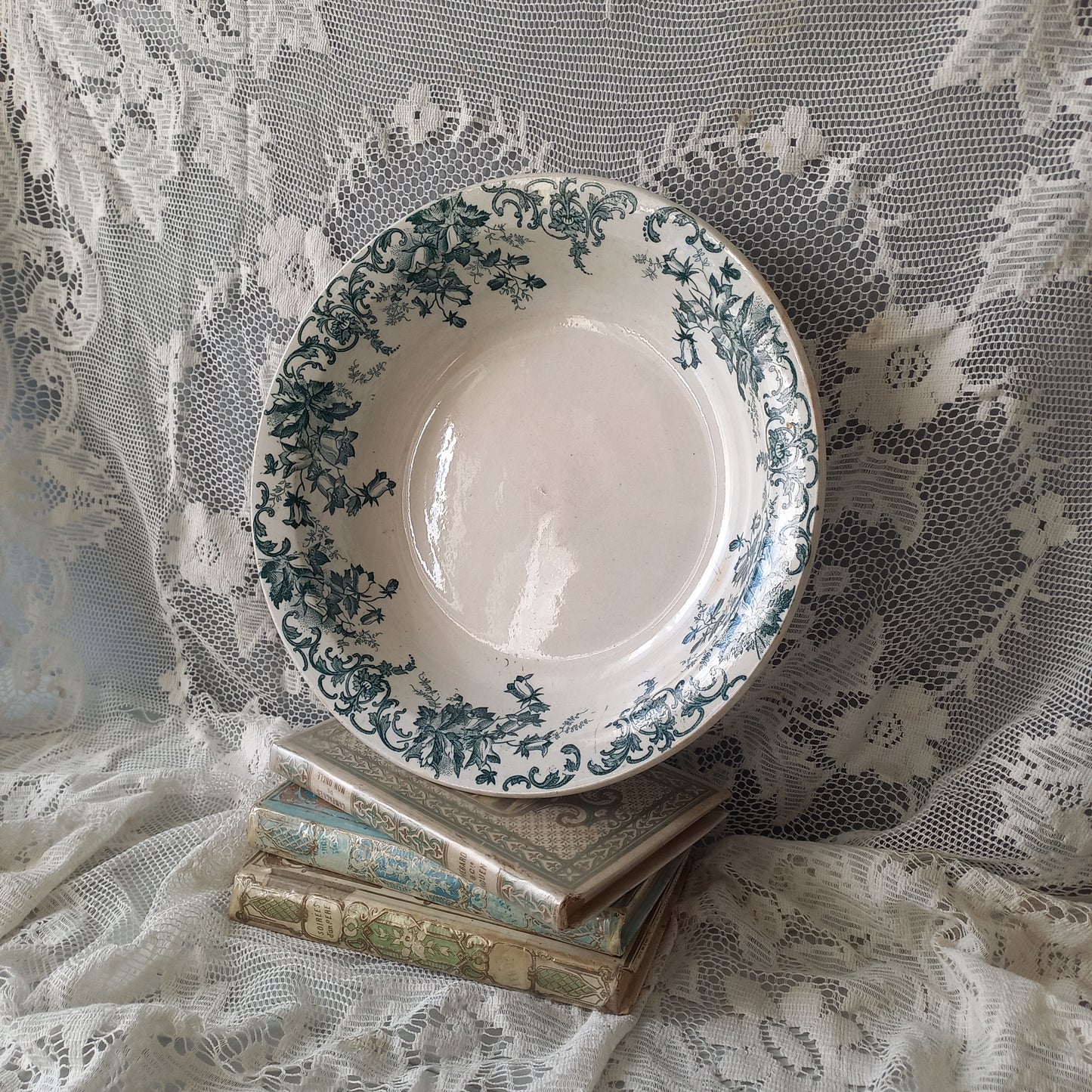 Plat ou bol ancien en terre de fer avec motif floral bleu sarcelle de France, cuisine de ferme rustique shabby chic