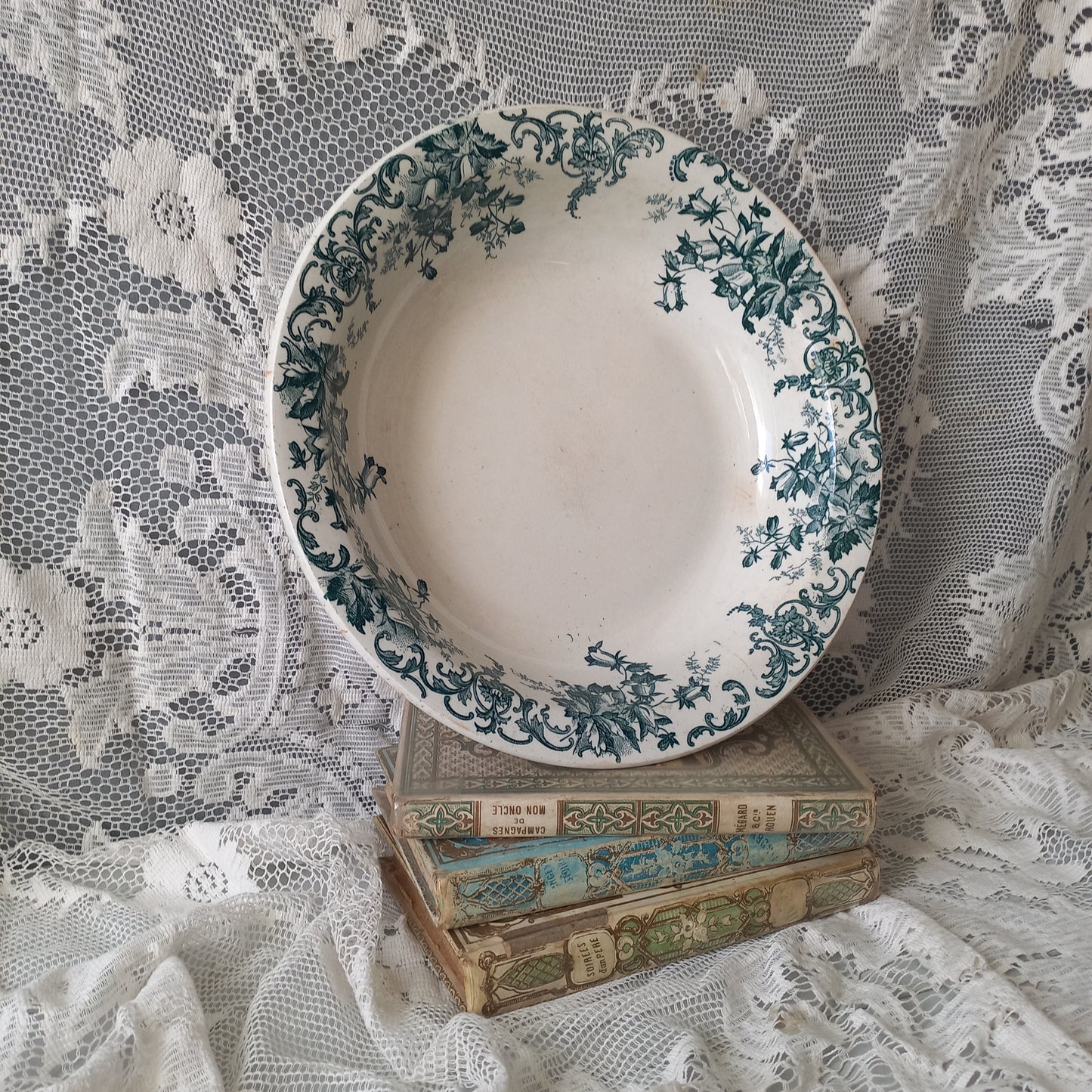 Plat ou bol ancien en terre de fer avec motif floral bleu sarcelle de France, cuisine de ferme rustique shabby chic