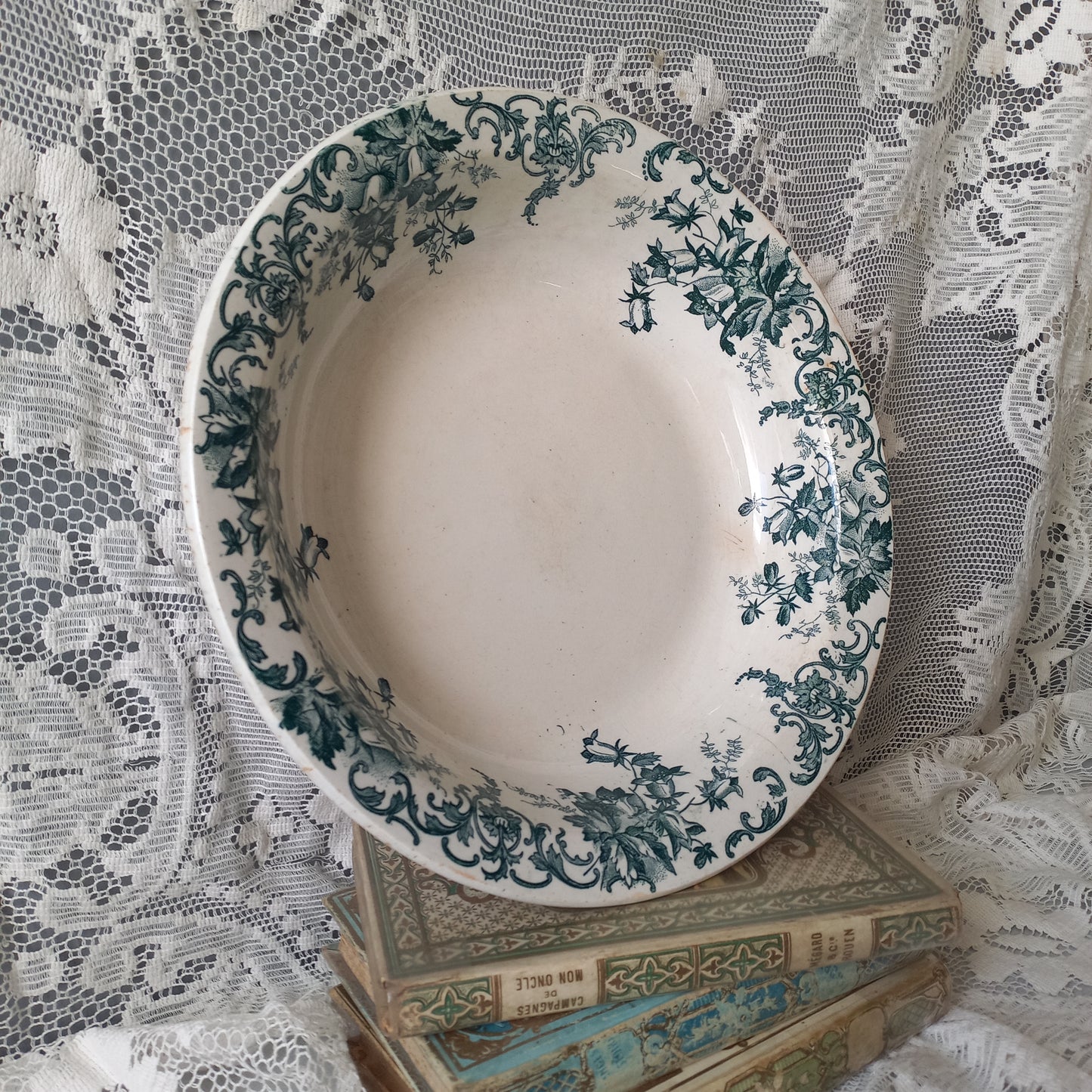 Plat ou bol ancien en terre de fer avec motif floral bleu sarcelle de France, cuisine de ferme rustique shabby chic