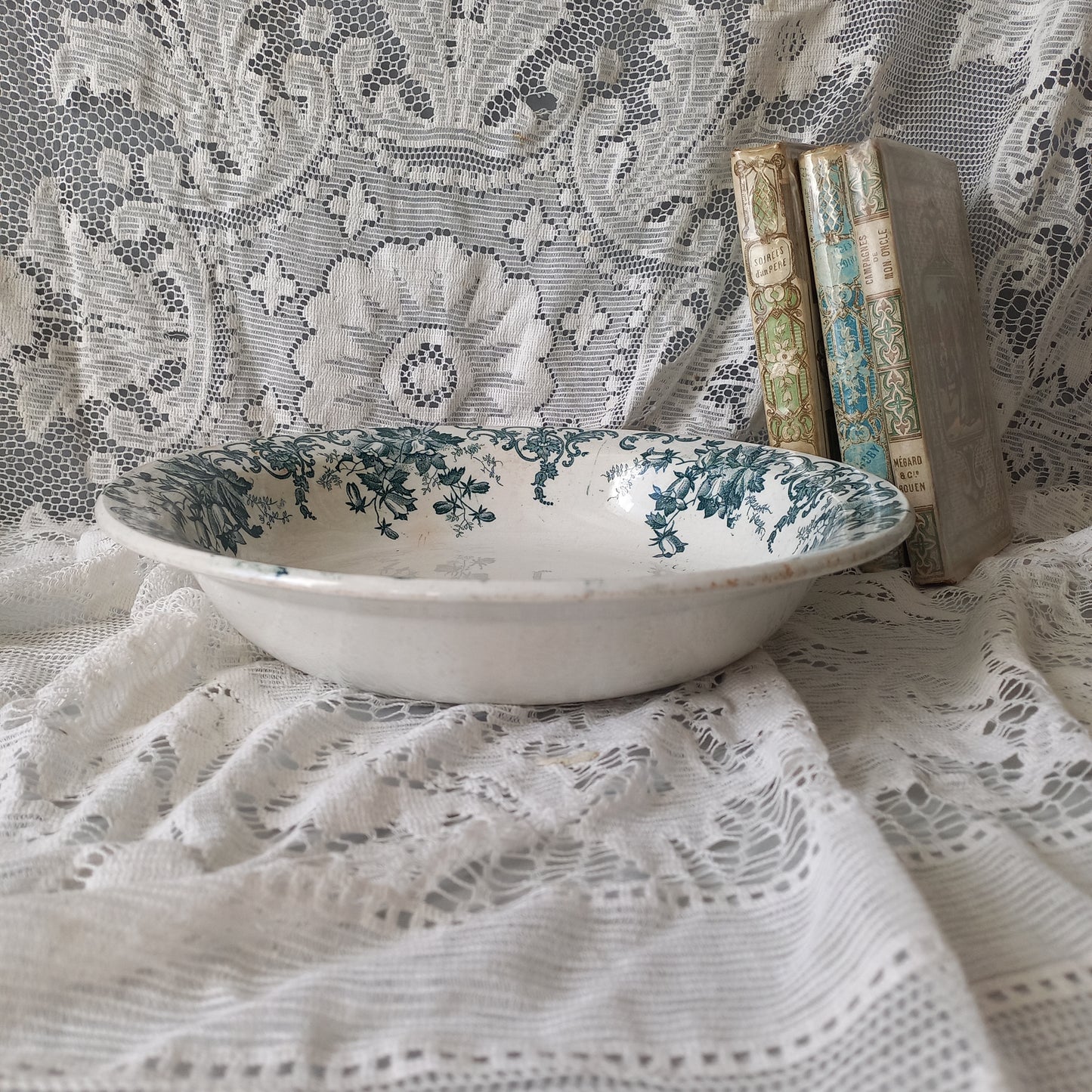 Plat ou bol ancien en terre de fer avec motif floral bleu sarcelle de France, cuisine de ferme rustique shabby chic