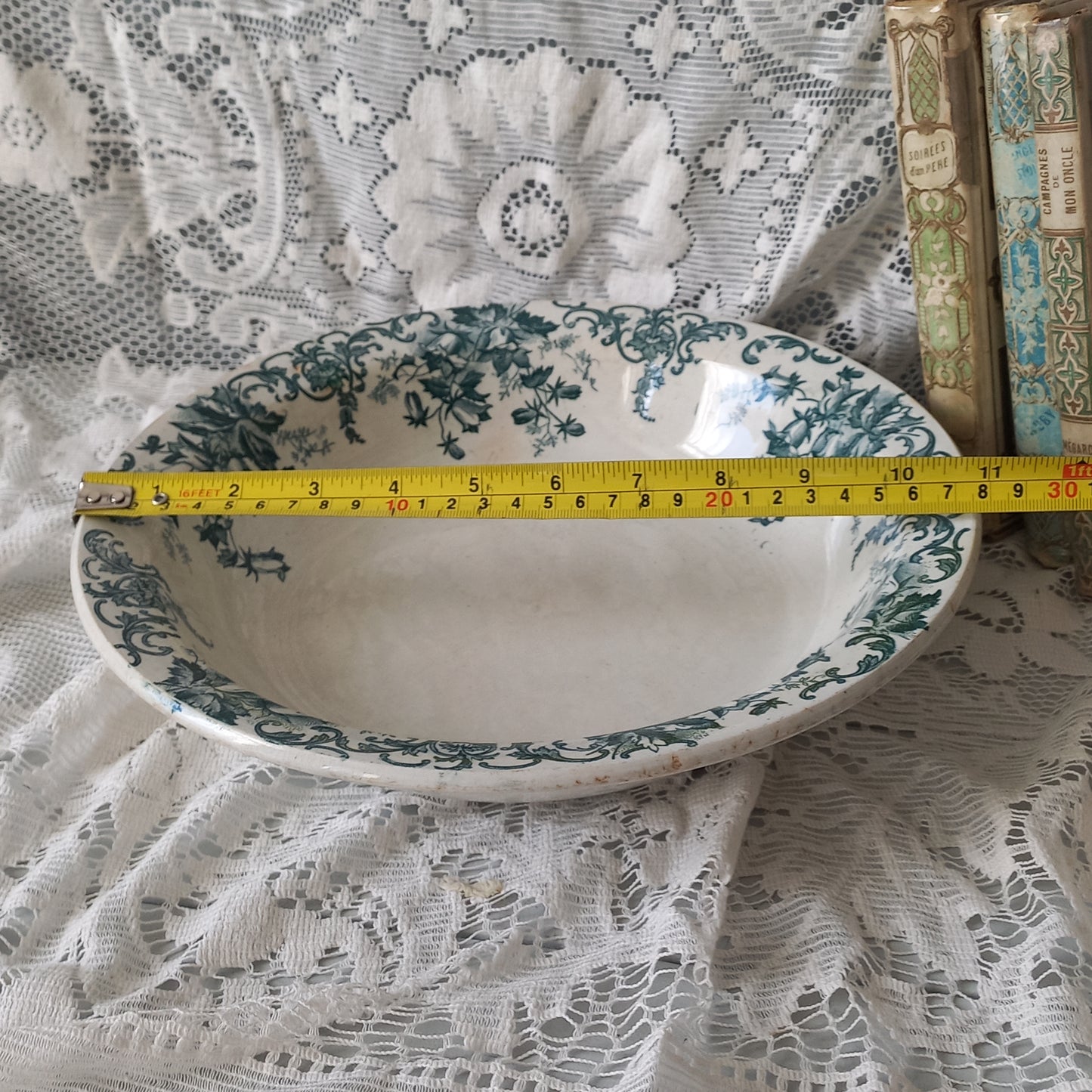 Plat ou bol ancien en terre de fer avec motif floral bleu sarcelle de France, cuisine de ferme rustique shabby chic