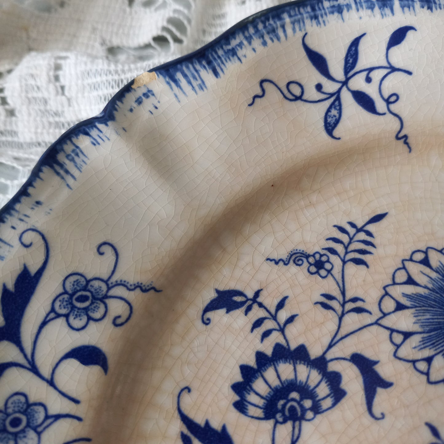 Petites assiettes anciennes en grès blanc à motifs floraux bleus de France