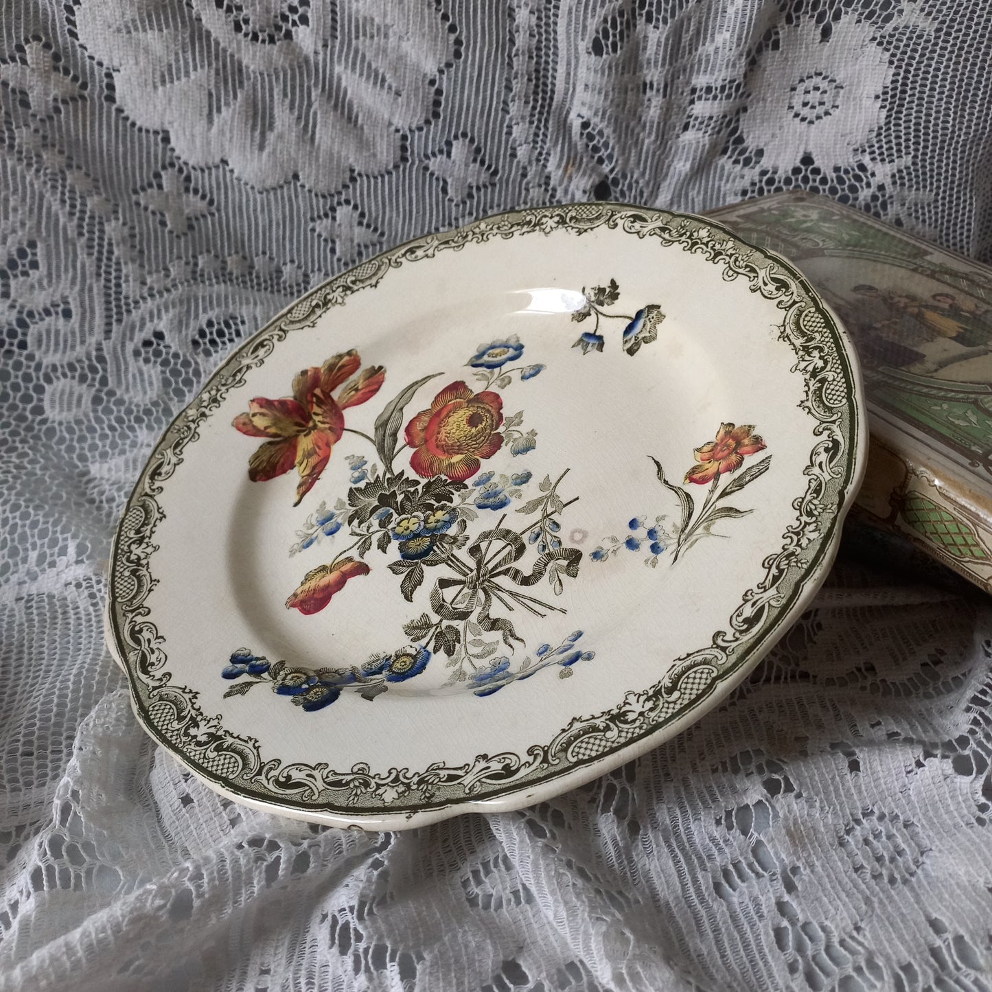 Assiette ancienne en pierre de fer de Sarreguemines en France, assiette décorative française