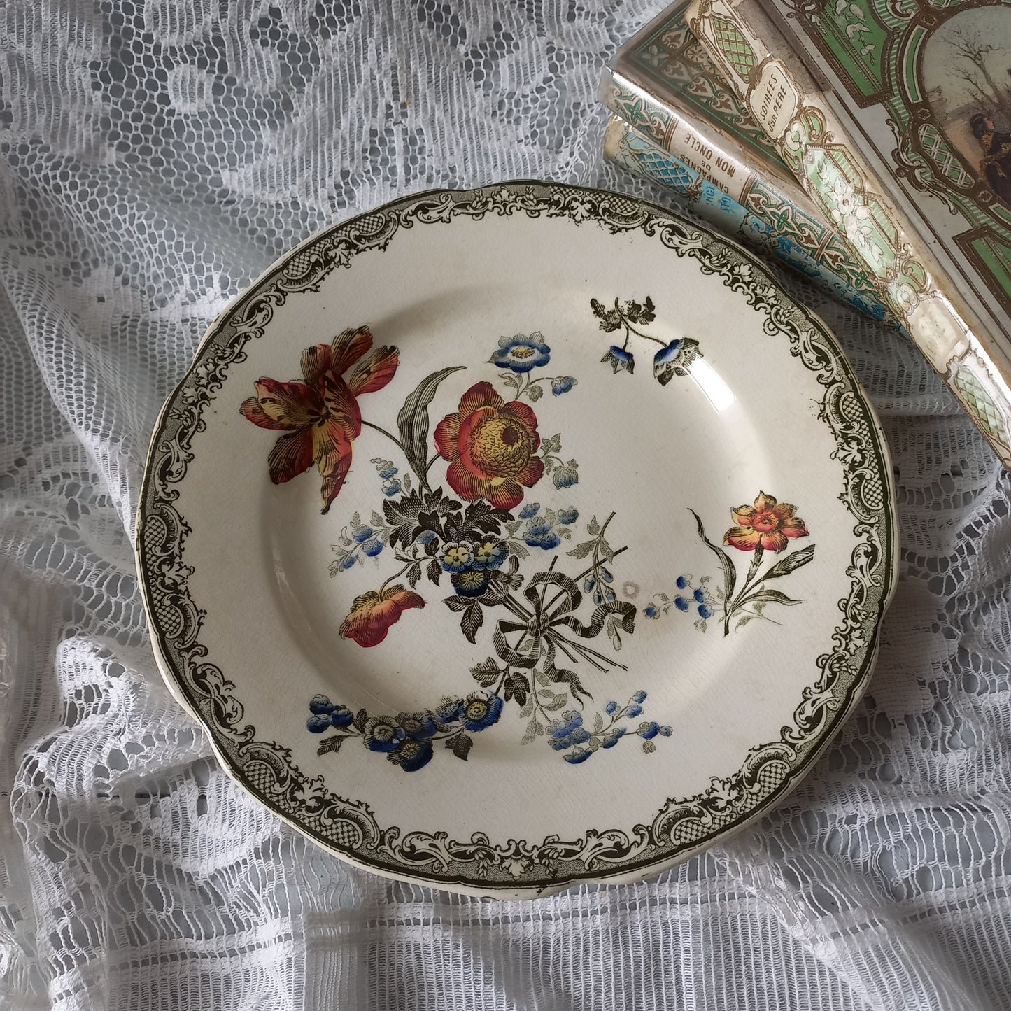 Assiette ancienne en pierre de fer de Sarreguemines en France, assiette décorative française