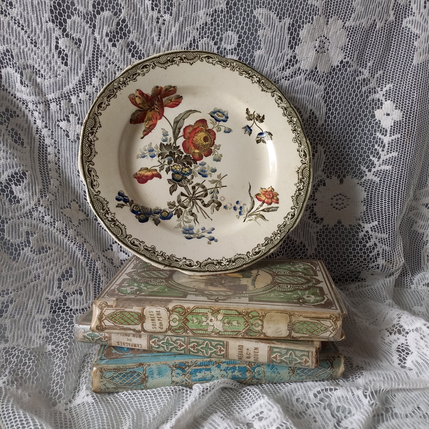 Assiette ancienne en pierre de fer de Sarreguemines en France, assiette décorative française