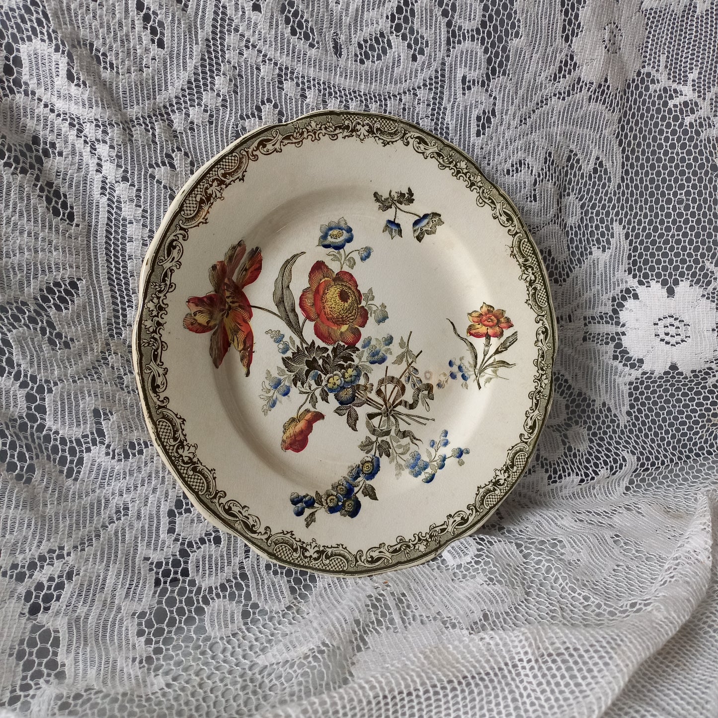 Assiette ancienne en pierre de fer de Sarreguemines en France, assiette décorative française