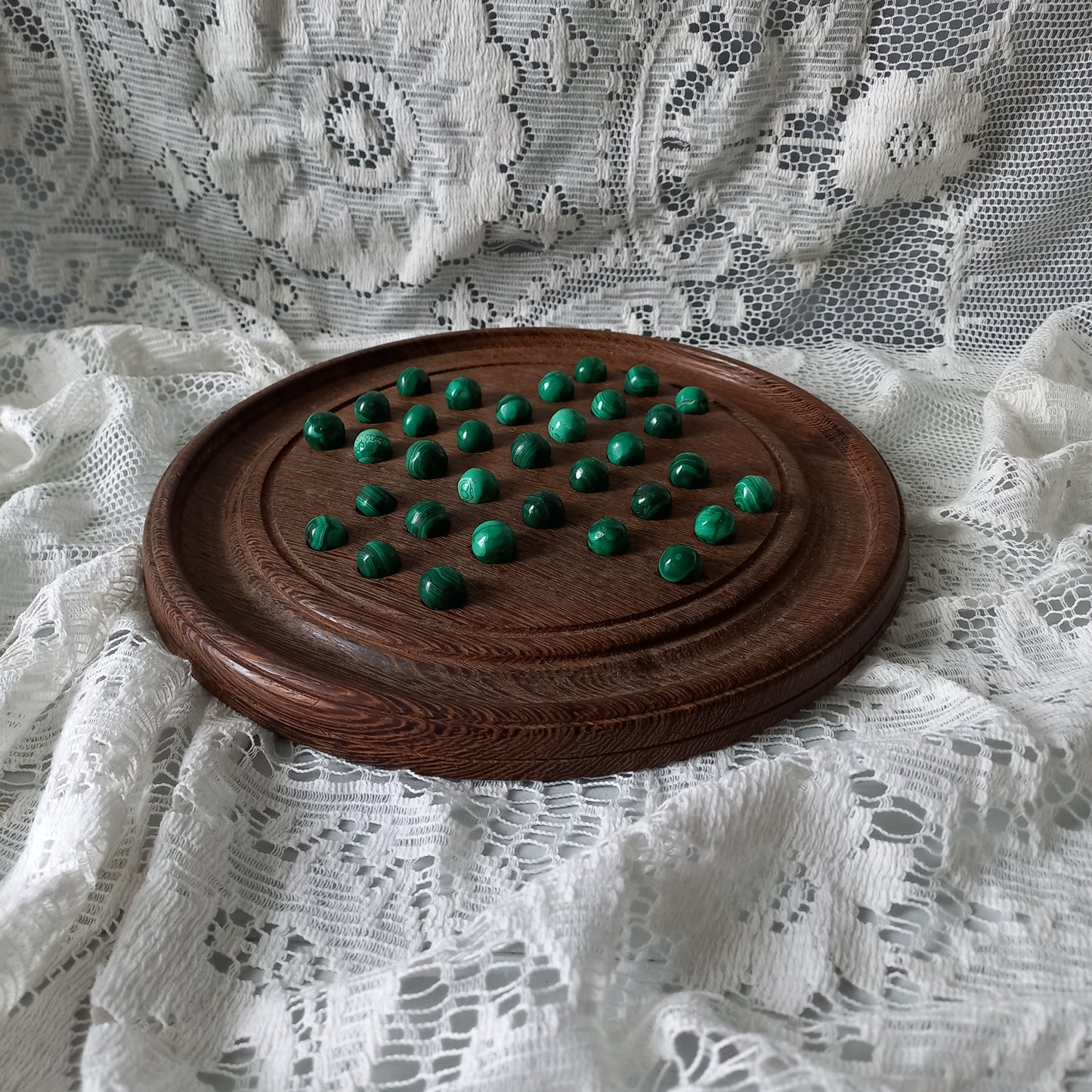 Plateau de solitaire en bois fait à la main avec des billes de malachite semi-précieuses, jeu de société vintage décoratif