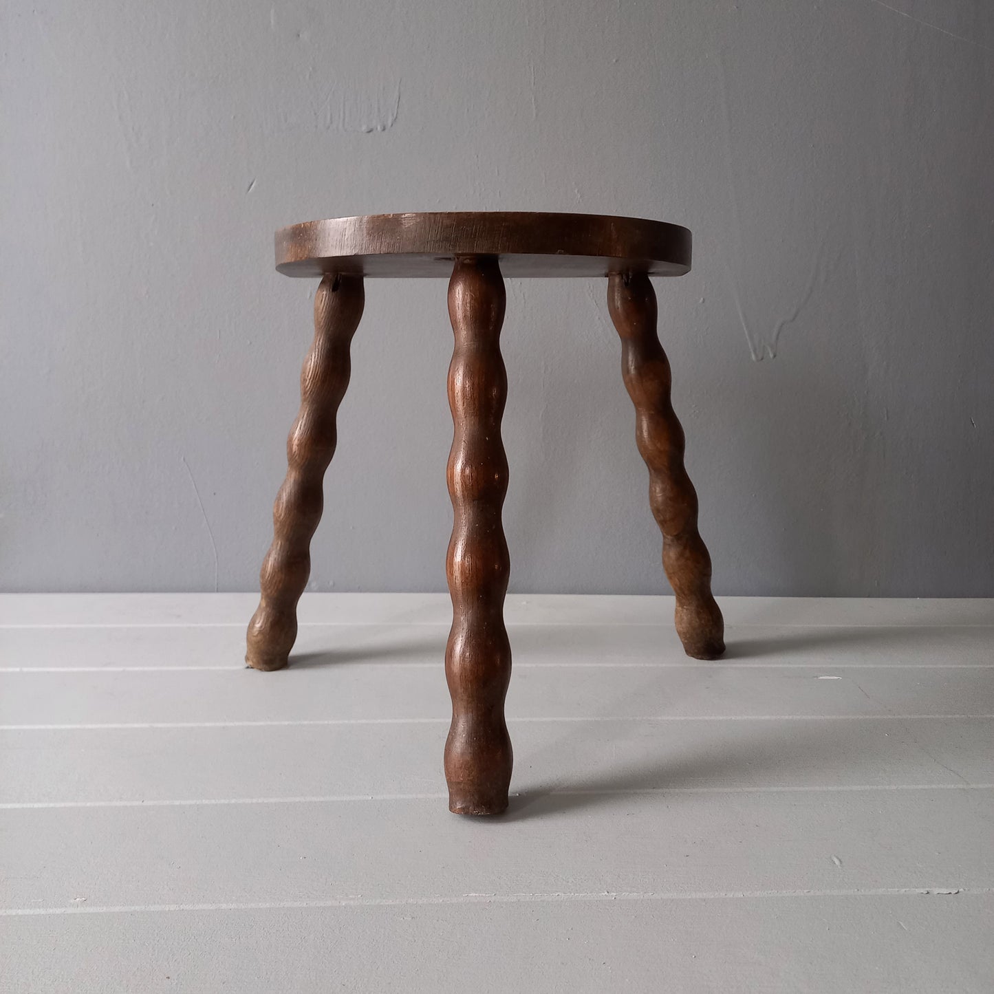 Tabouret vintage en bois avec trois pieds en bois tournés, décoration de ferme rustique, support pour plantes