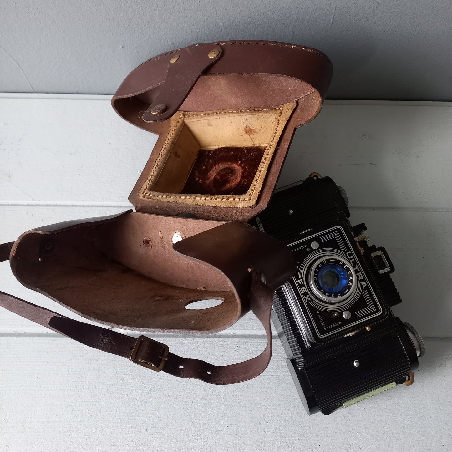 Appareil photo du milieu du siècle avec boîtier en bakélite et style art déco de France, appareil photo vintage Ultra Fex