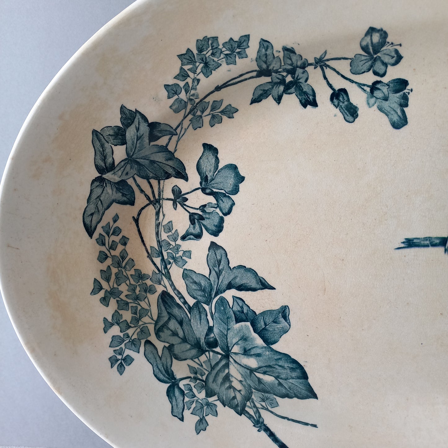 Grand plat de service ovale en terre de fer antique français avec motif d'oiseaux et de fleurs, plat de service en céramique, décoration de maison de campagne