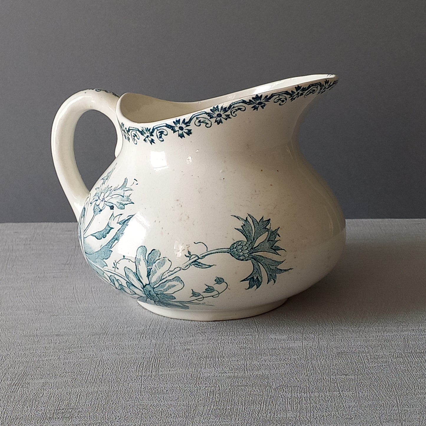 Pichet antique en terre de fer avec motif floral bleu sarcelle, pichet en terre de fer français, décor de maison de campagne et de ferme