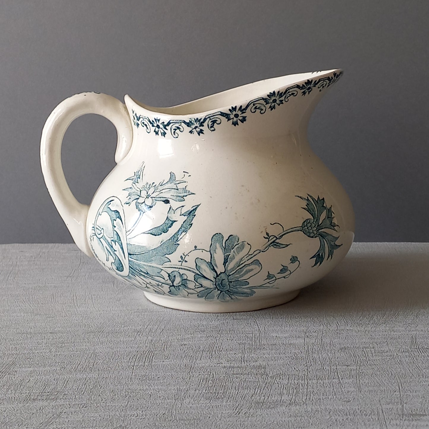 Pichet antique en terre de fer avec motif floral bleu sarcelle, pichet en terre de fer français, décor de maison de campagne et de ferme