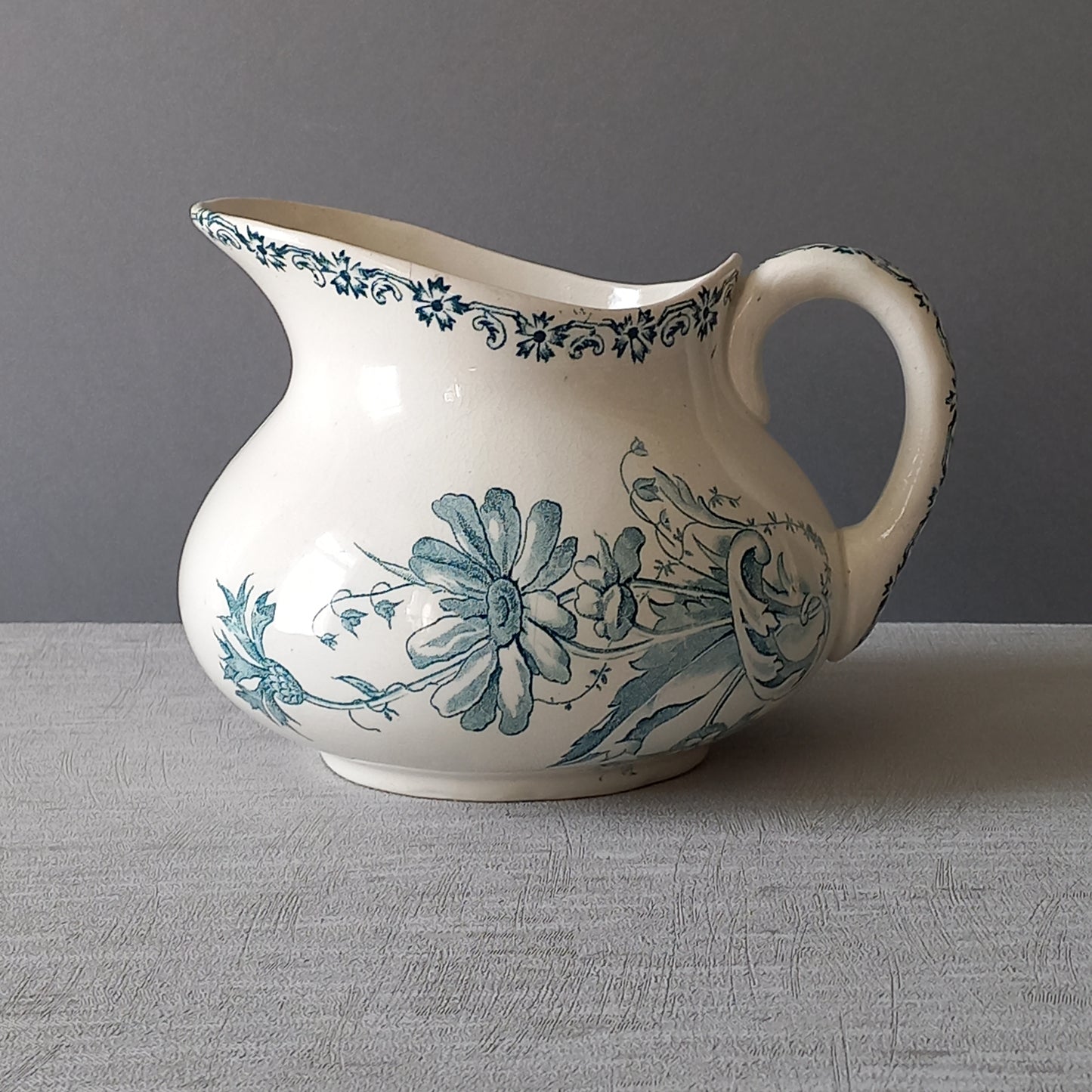 Pichet antique en terre de fer avec motif floral bleu sarcelle, pichet en terre de fer français, décor de maison de campagne et de ferme