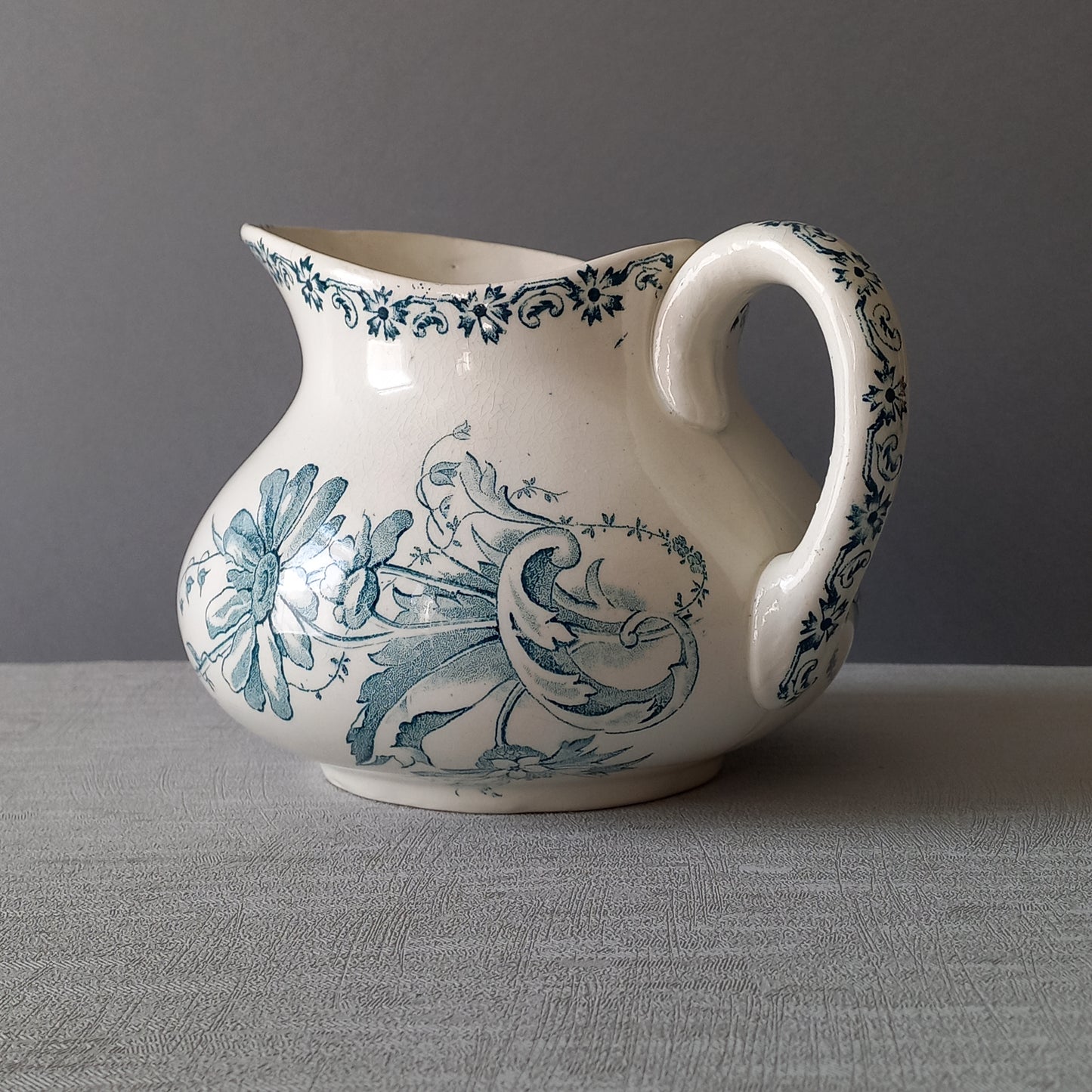 Pichet antique en terre de fer avec motif floral bleu sarcelle, pichet en terre de fer français, décor de maison de campagne et de ferme