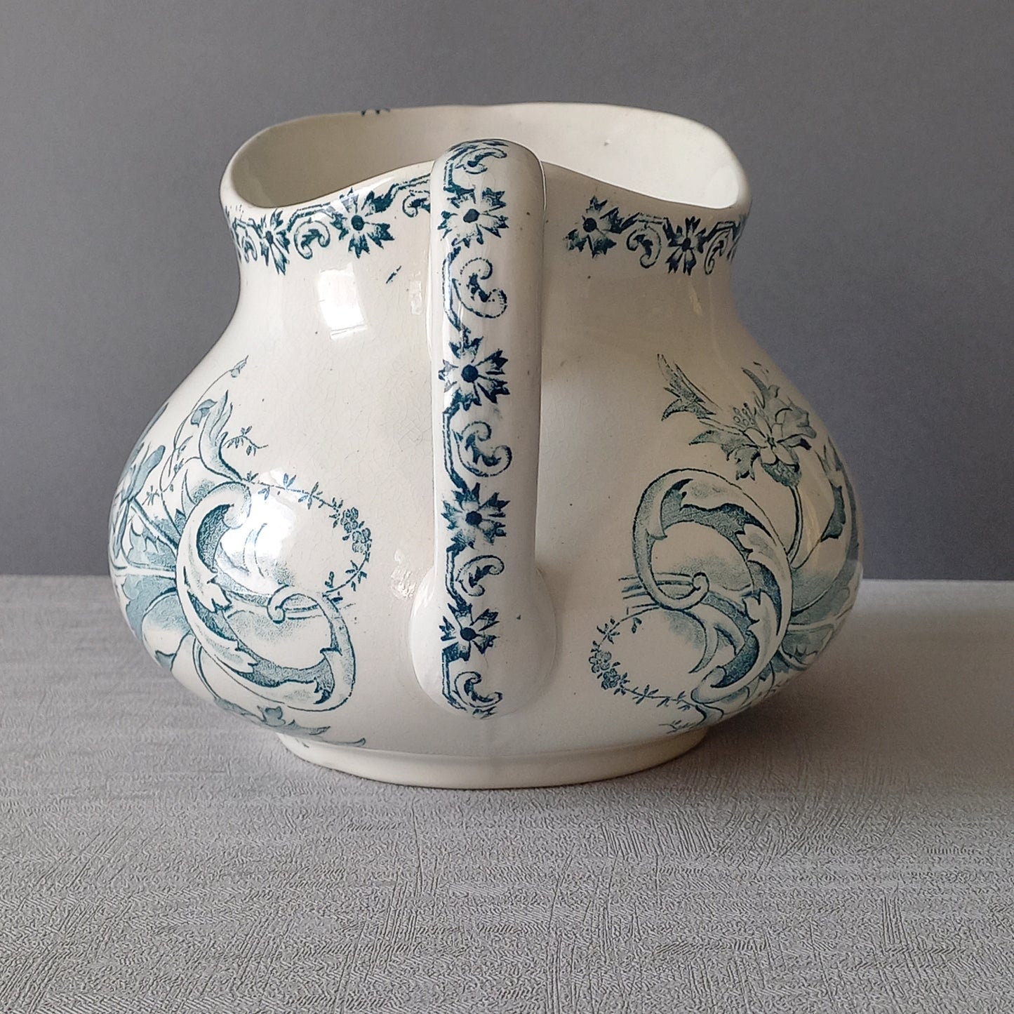 Pichet antique en terre de fer avec motif floral bleu sarcelle, pichet en terre de fer français, décor de maison de campagne et de ferme