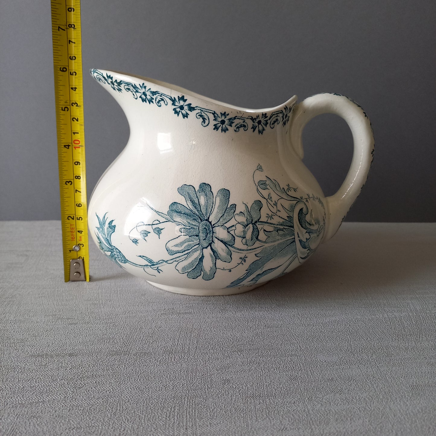 Pichet antique en terre de fer avec motif floral bleu sarcelle, pichet en terre de fer français, décor de maison de campagne et de ferme