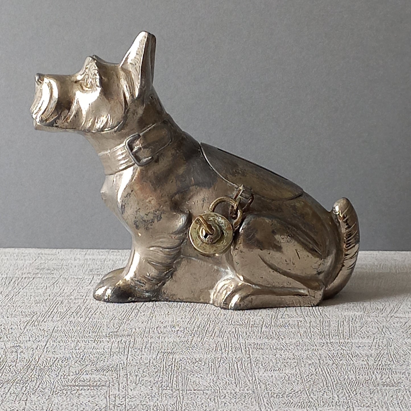 Tirelire chien art déco français, tirelire chien terrier, décoration de bureau et étagère