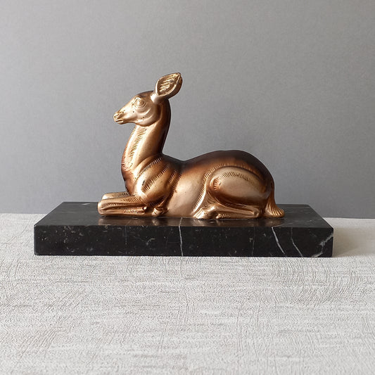 Ornement de cerf vintage sur un socle en marbre, décor de bureau art déco