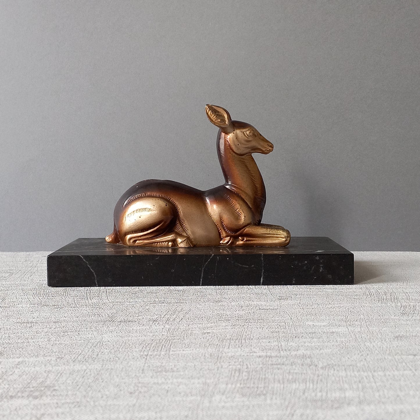 Ornement de cerf vintage sur un socle en marbre, décor de bureau art déco