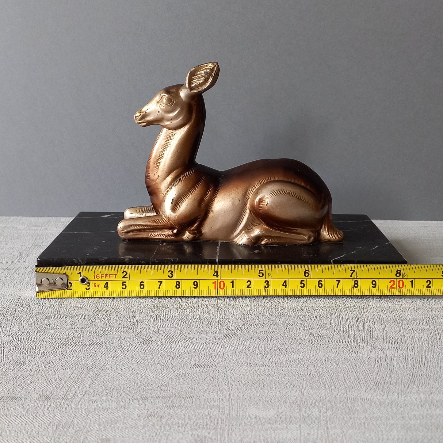 Ornement de cerf vintage sur un socle en marbre, décor de bureau art déco