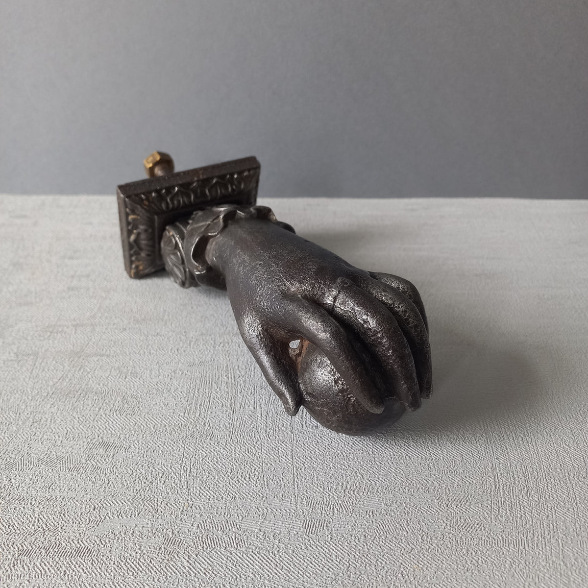 Heurtoir de porte antique français en forme de main de femme en fonte