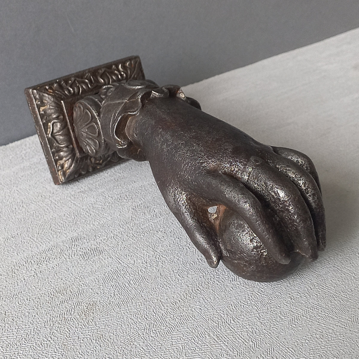 Heurtoir de porte antique français en forme de main de femme en fonte