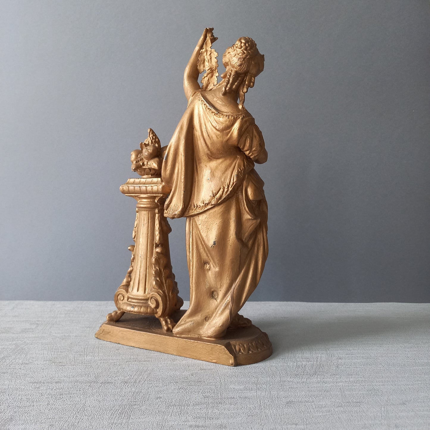 Figurine féminine antique française en métal de style néoclassique