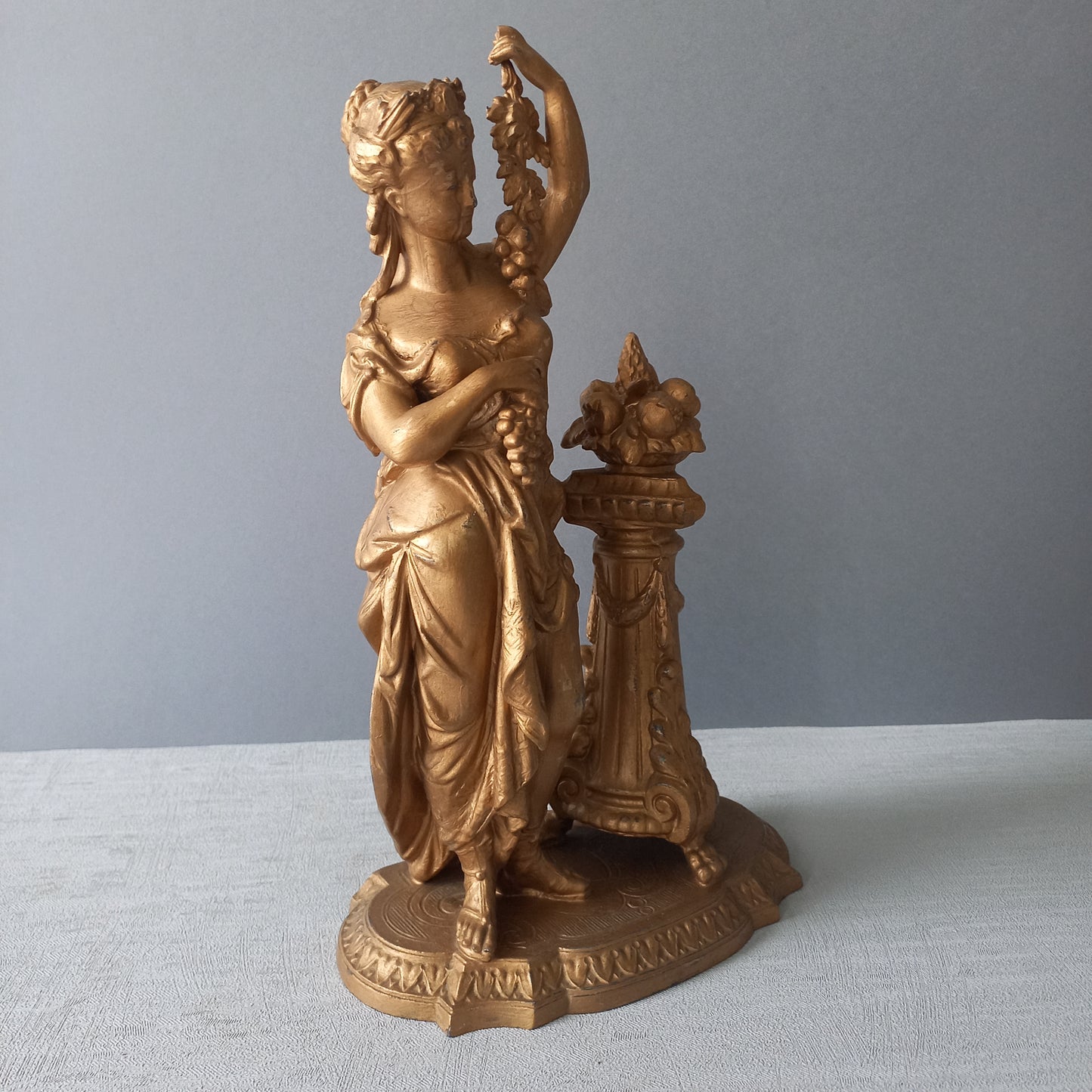 Figurine féminine antique française en métal de style néoclassique