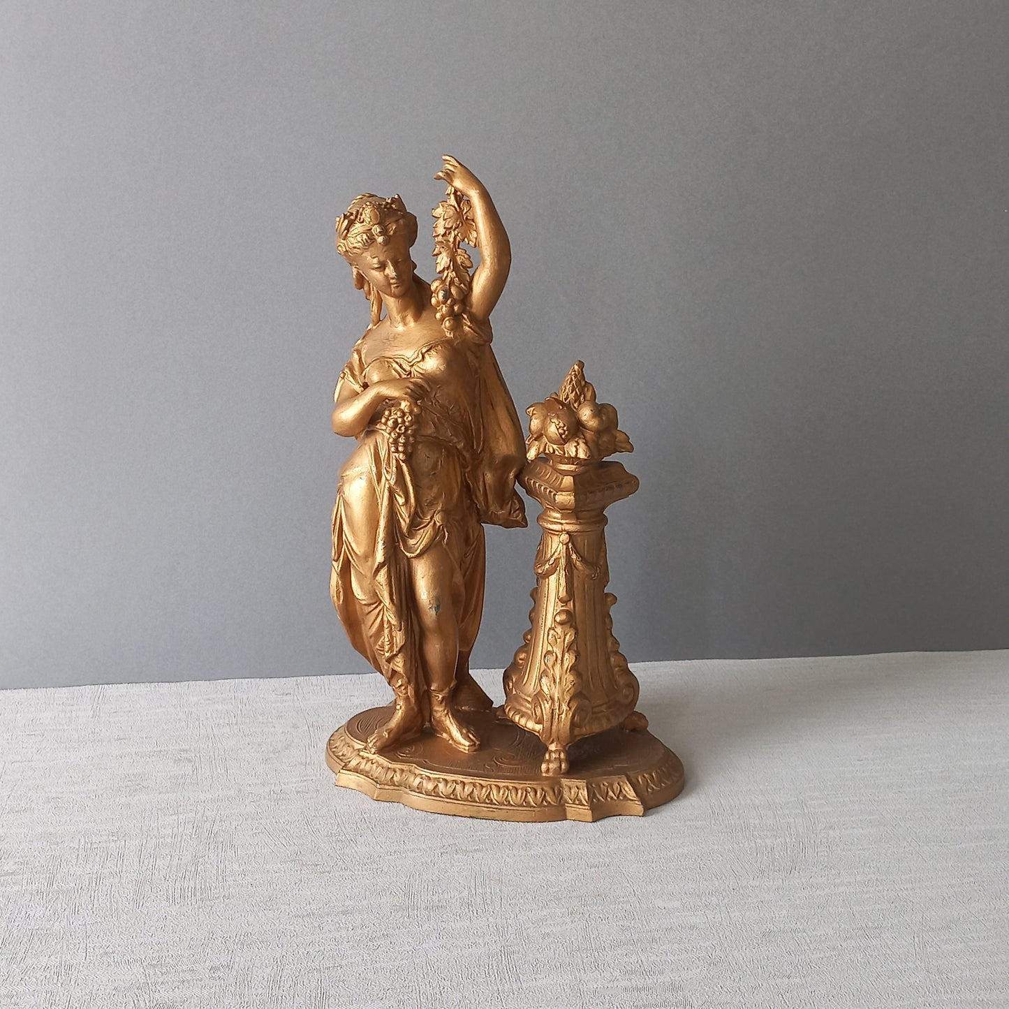 Figurine féminine antique française en métal de style néoclassique