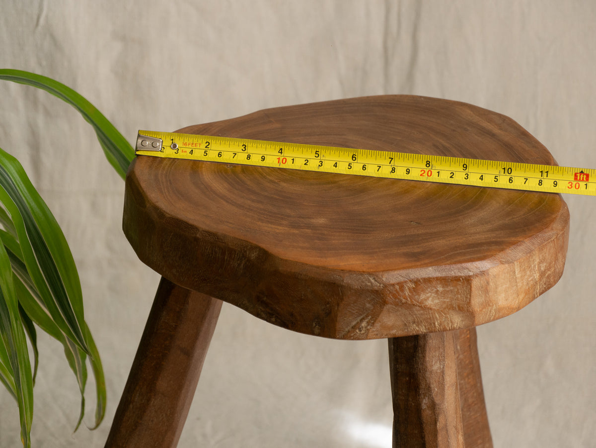 Tabouret rustique vintage français en bois, décoration intérieure de maison de campagne