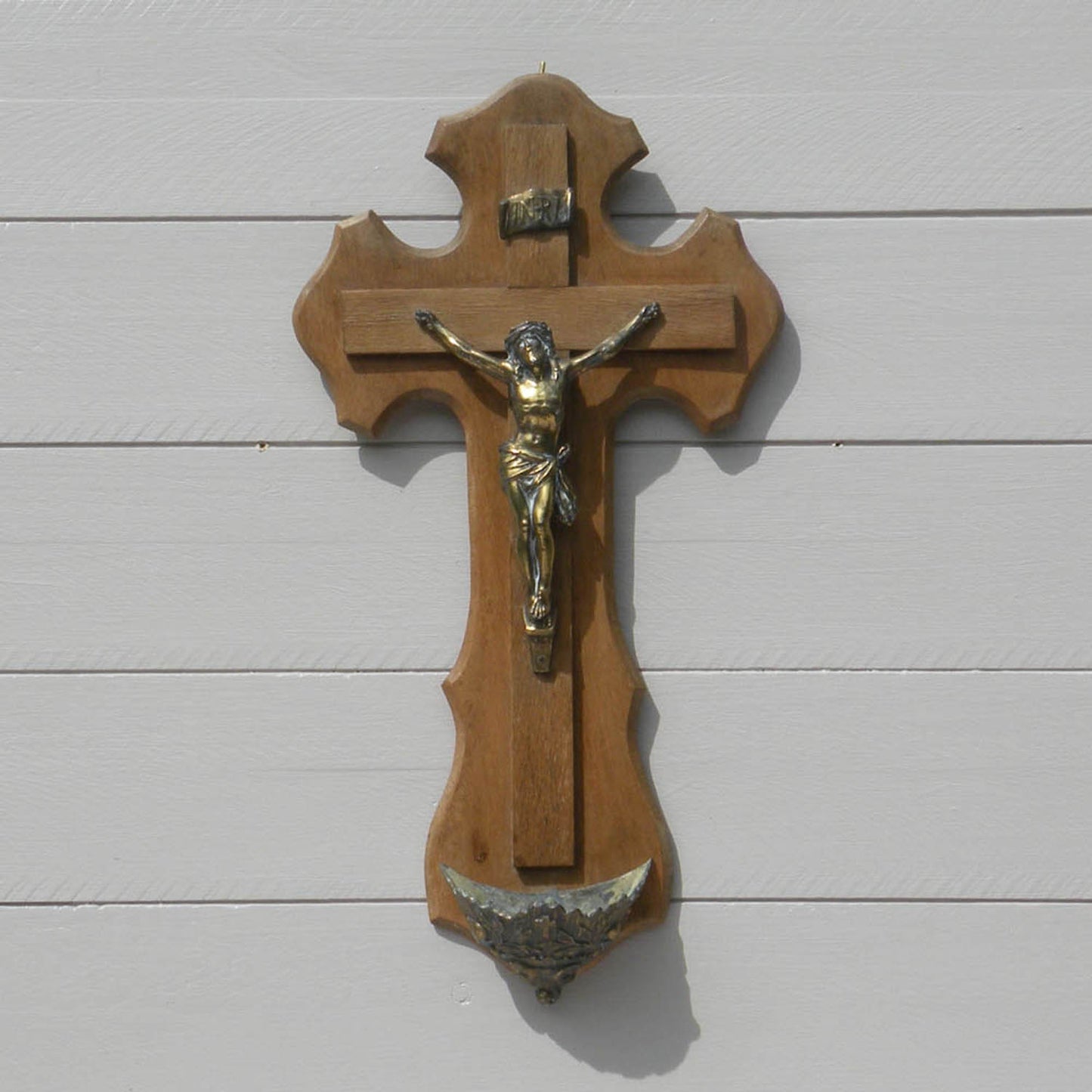 Grand crucifix vintage de Jésus Christ avec bénitier de France, décor religieux