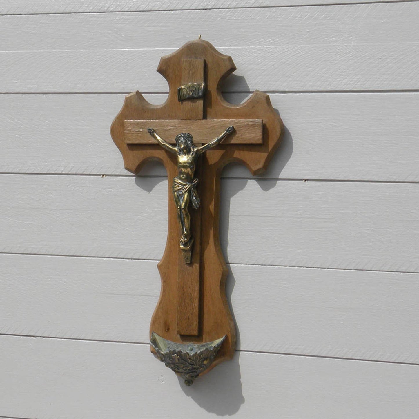 Grand crucifix vintage de Jésus Christ avec bénitier de France, décor religieux