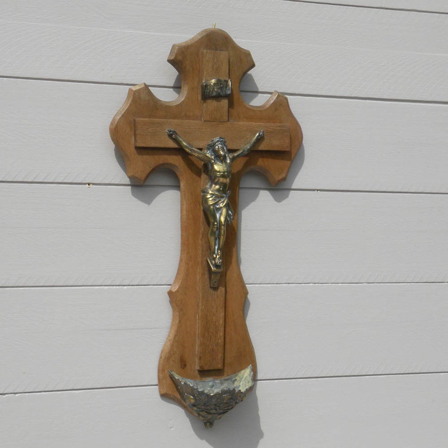 Grand crucifix vintage de Jésus Christ avec bénitier de France, décor religieux