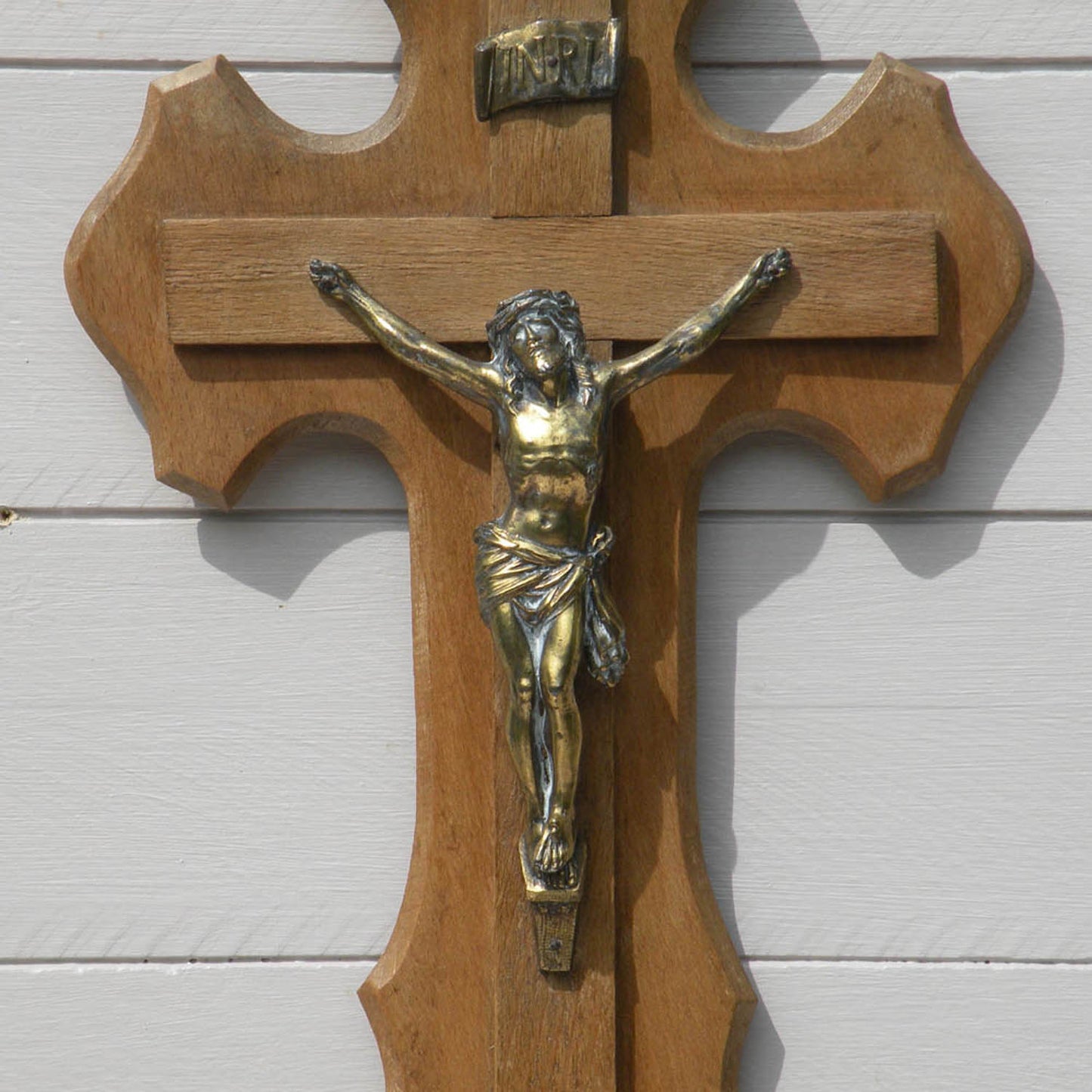 Grand crucifix vintage de Jésus Christ avec bénitier de France, décor religieux