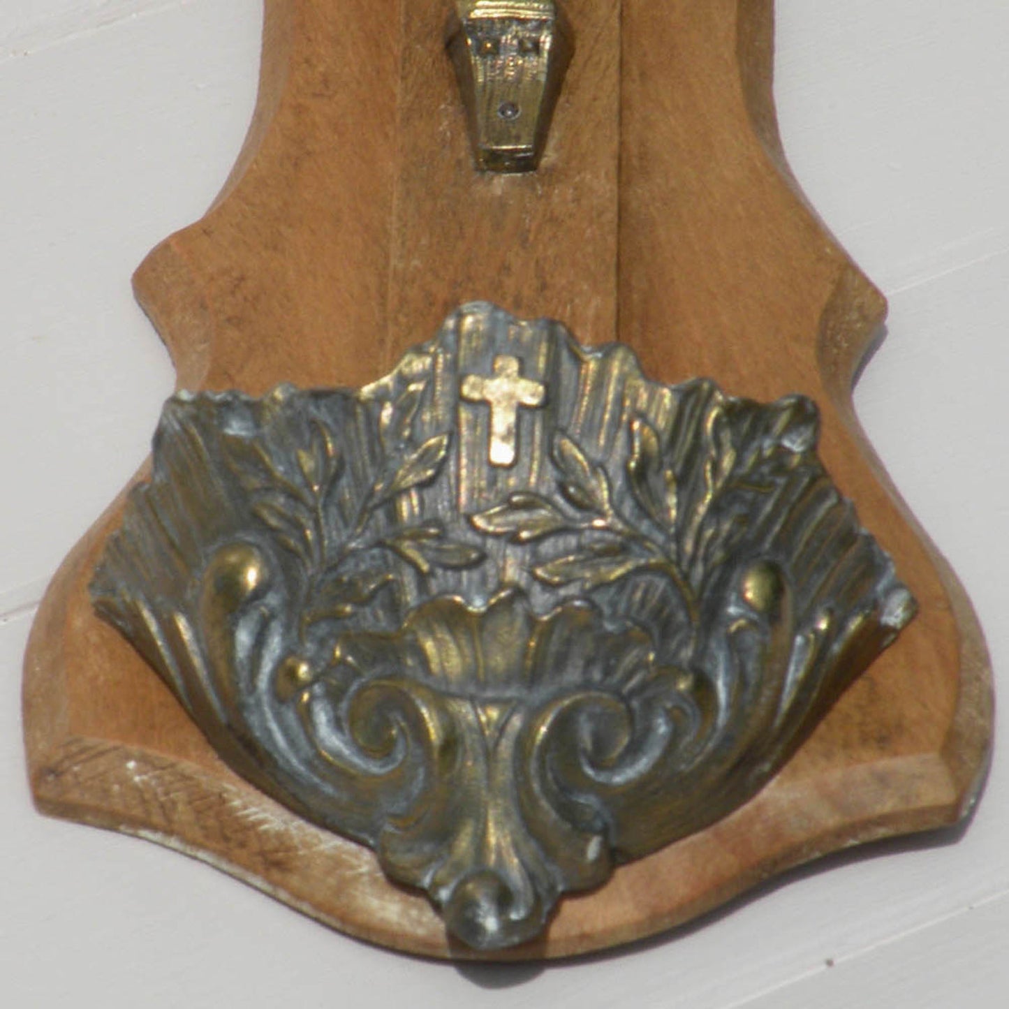 Grand crucifix vintage de Jésus Christ avec bénitier de France, décor religieux