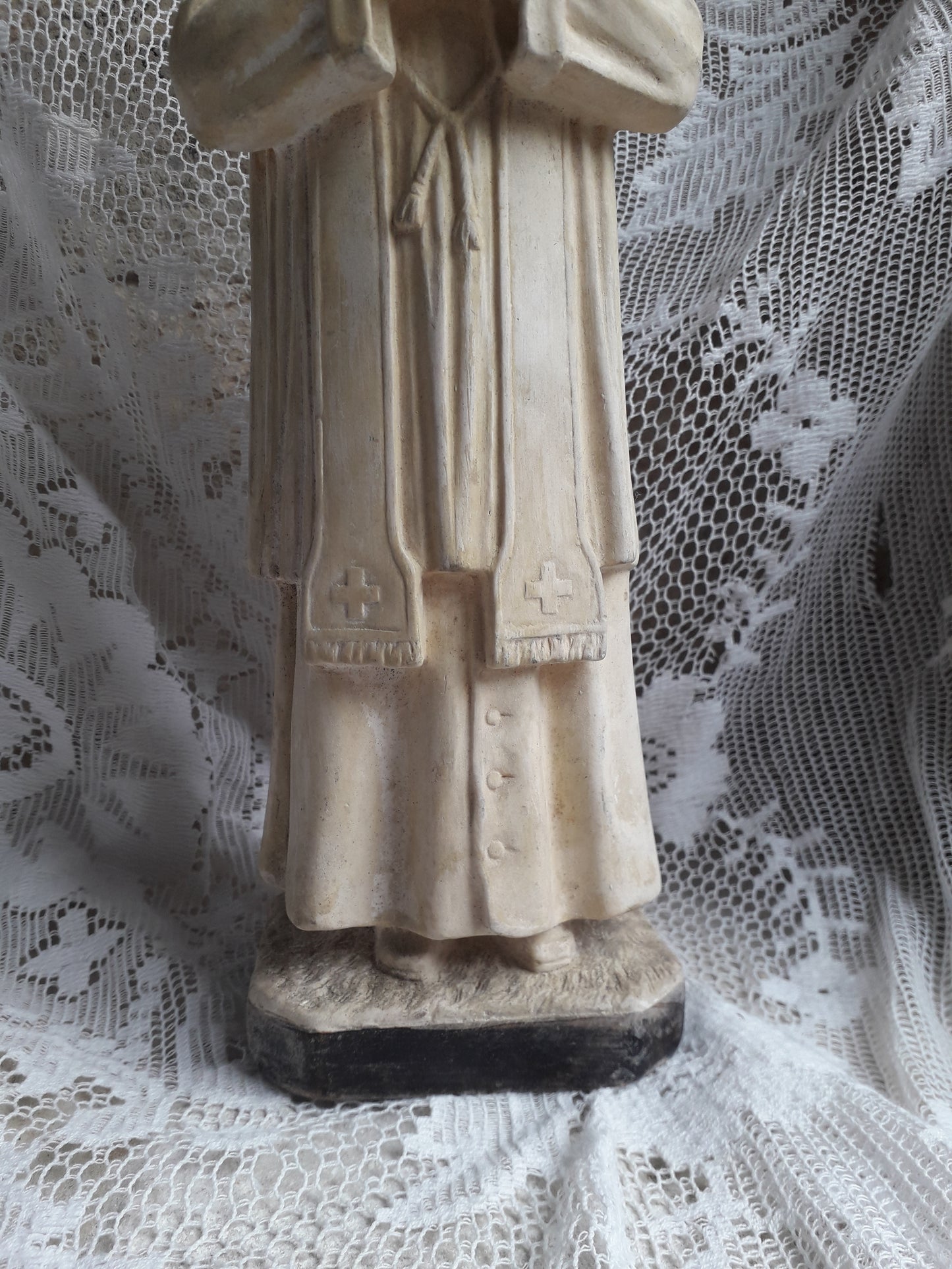 Grande figurine religieuse vintage française avec finition blanc crème vieilli