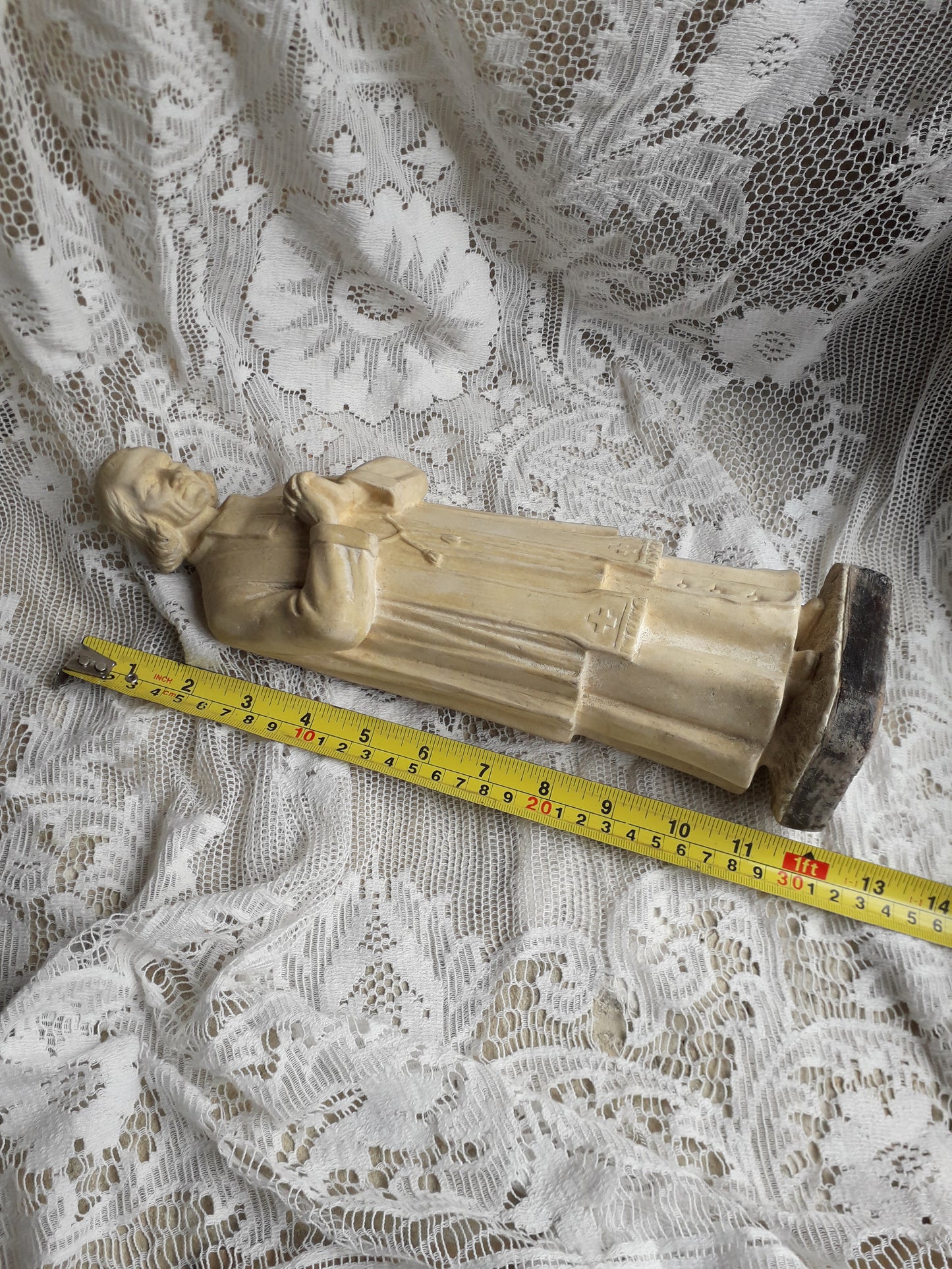 Grande figurine religieuse vintage française avec finition blanc crème vieilli