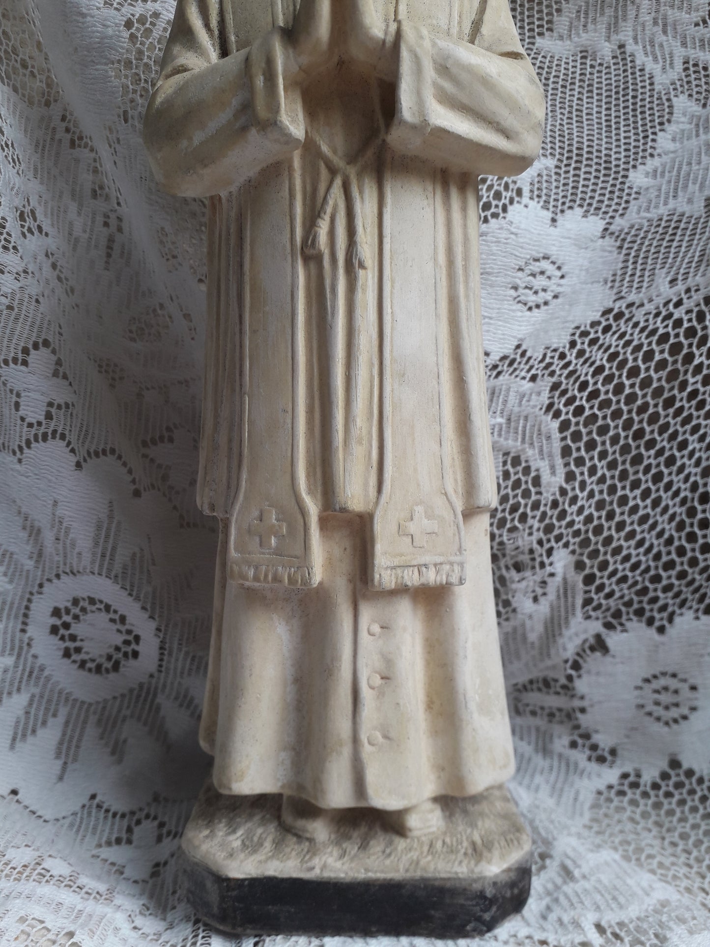 Grande figurine religieuse vintage française avec finition blanc crème vieilli