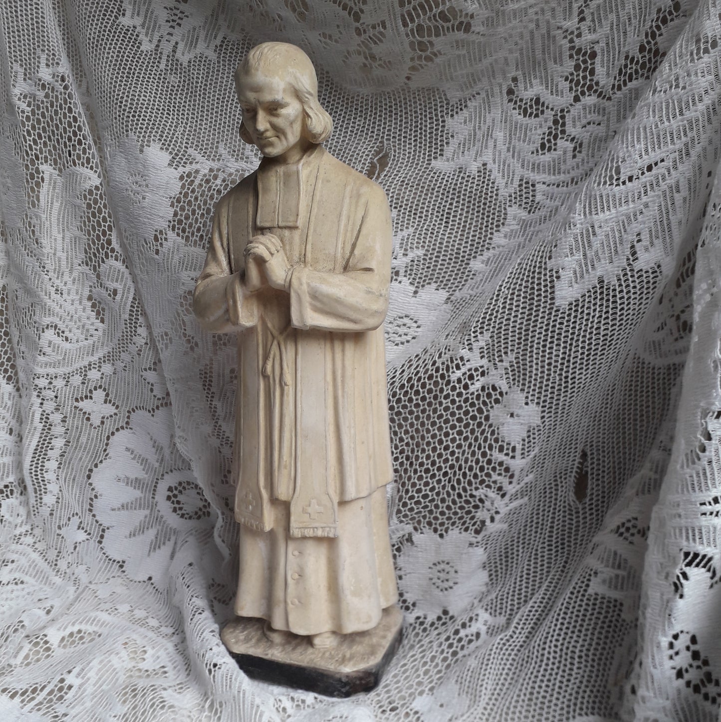 Grande figurine religieuse vintage française avec finition blanc crème vieilli