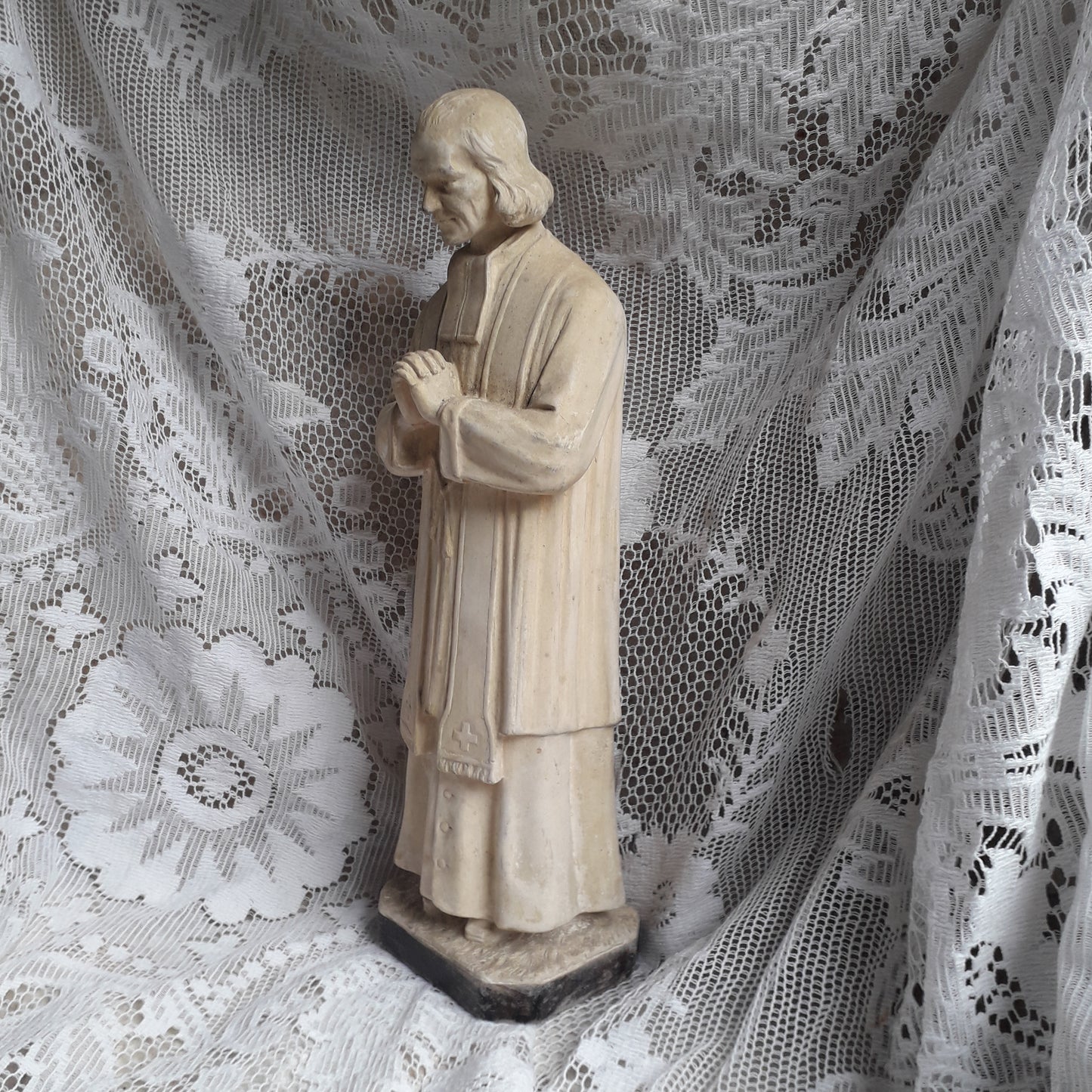 Grande figurine religieuse vintage française avec finition blanc crème vieilli