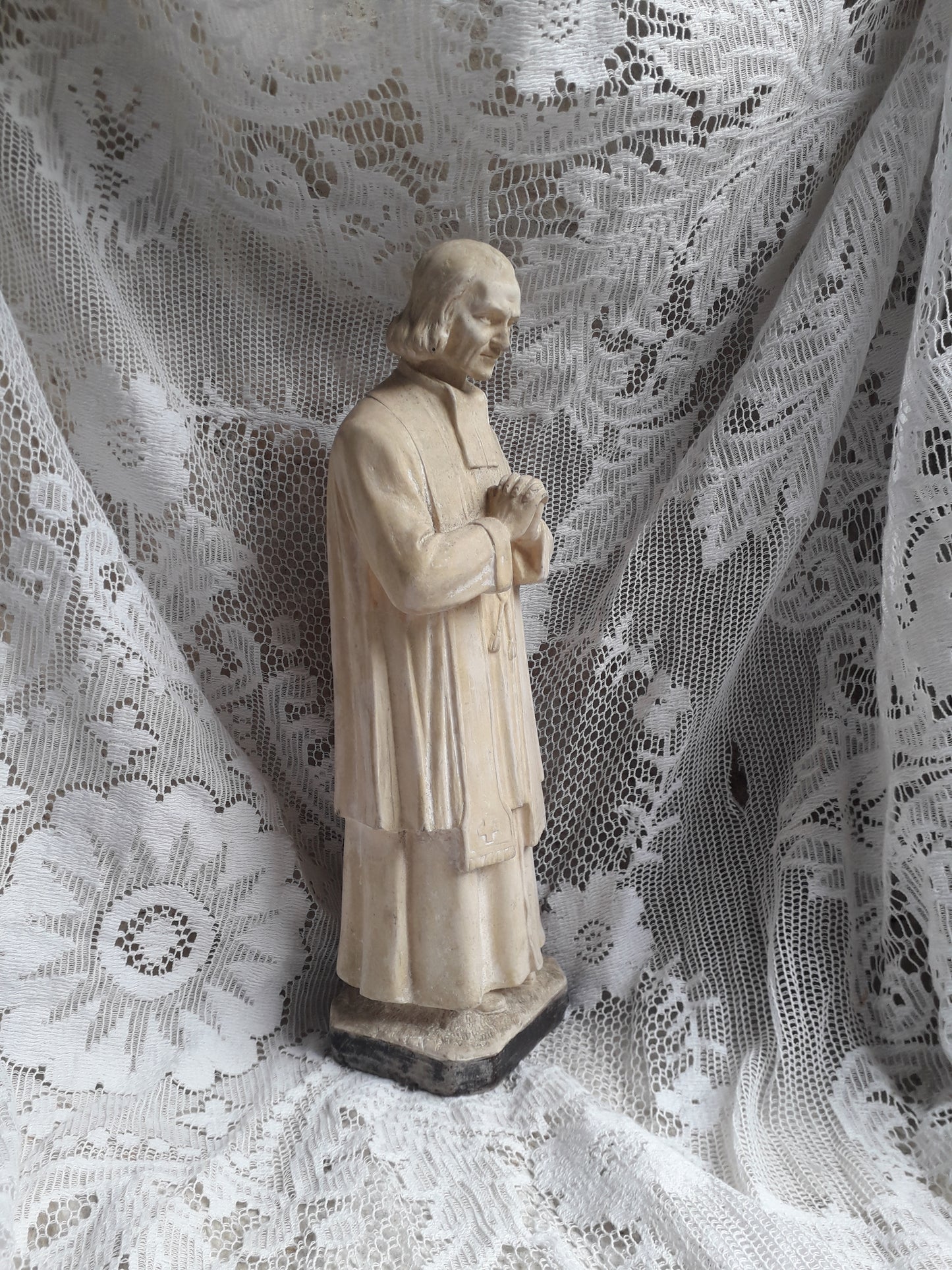 Grande figurine religieuse vintage française avec finition blanc crème vieilli