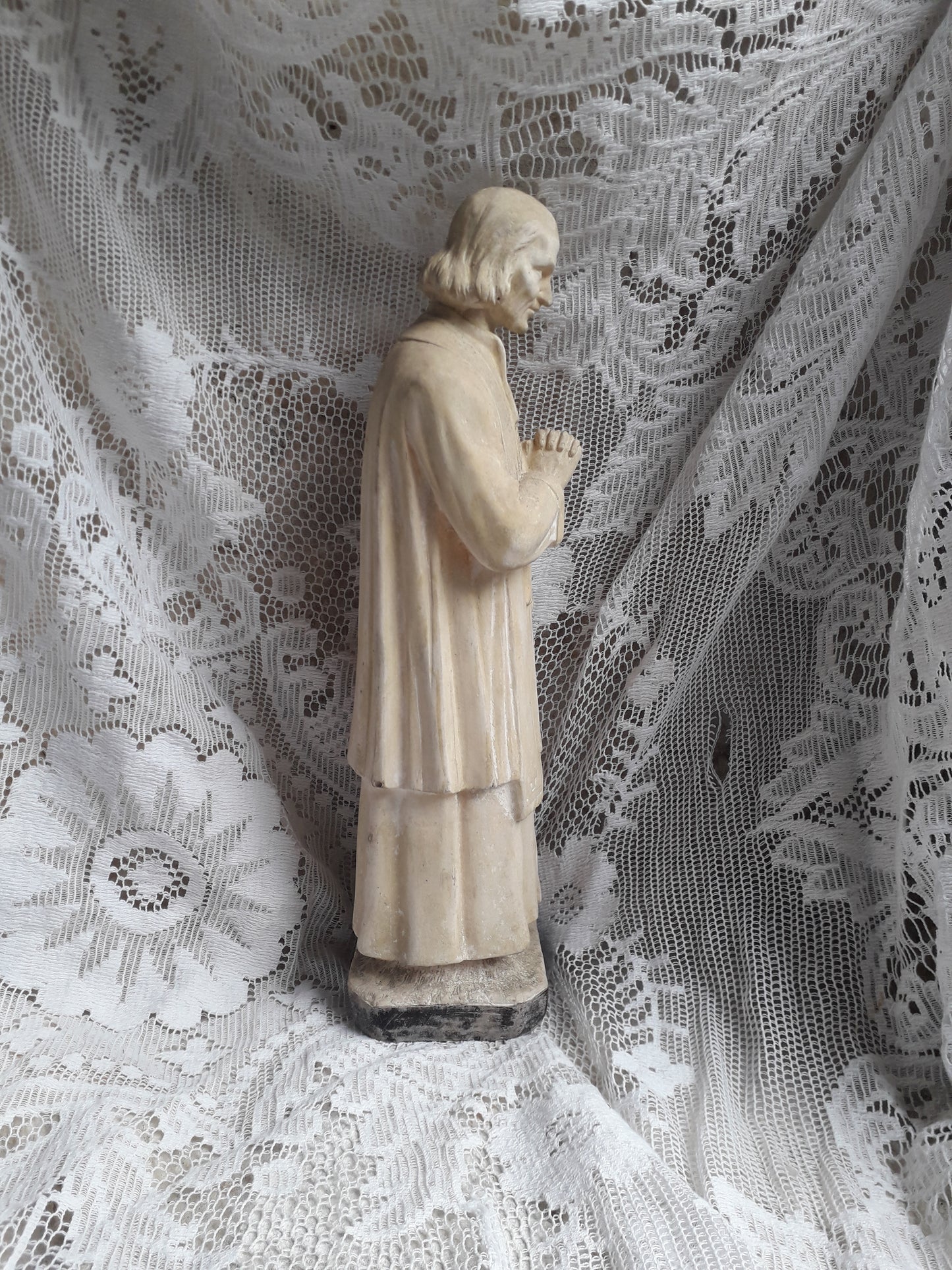 Grande figurine religieuse vintage française avec finition blanc crème vieilli