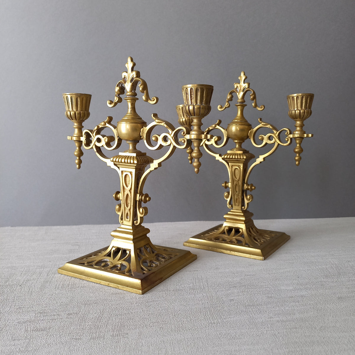 Paire de bougeoirs français antiques en laiton, candélabres décoratifs