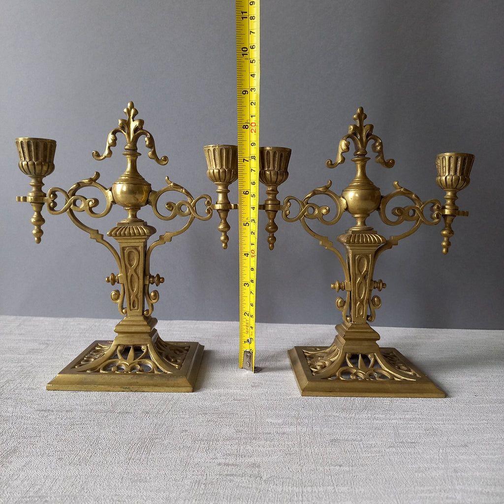 Paire de bougeoirs français antiques en laiton, candélabres décoratifs