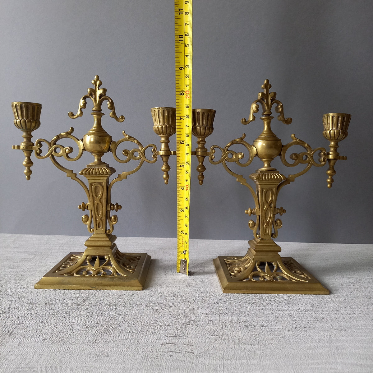 Paire de bougeoirs français antiques en laiton, candélabres décoratifs