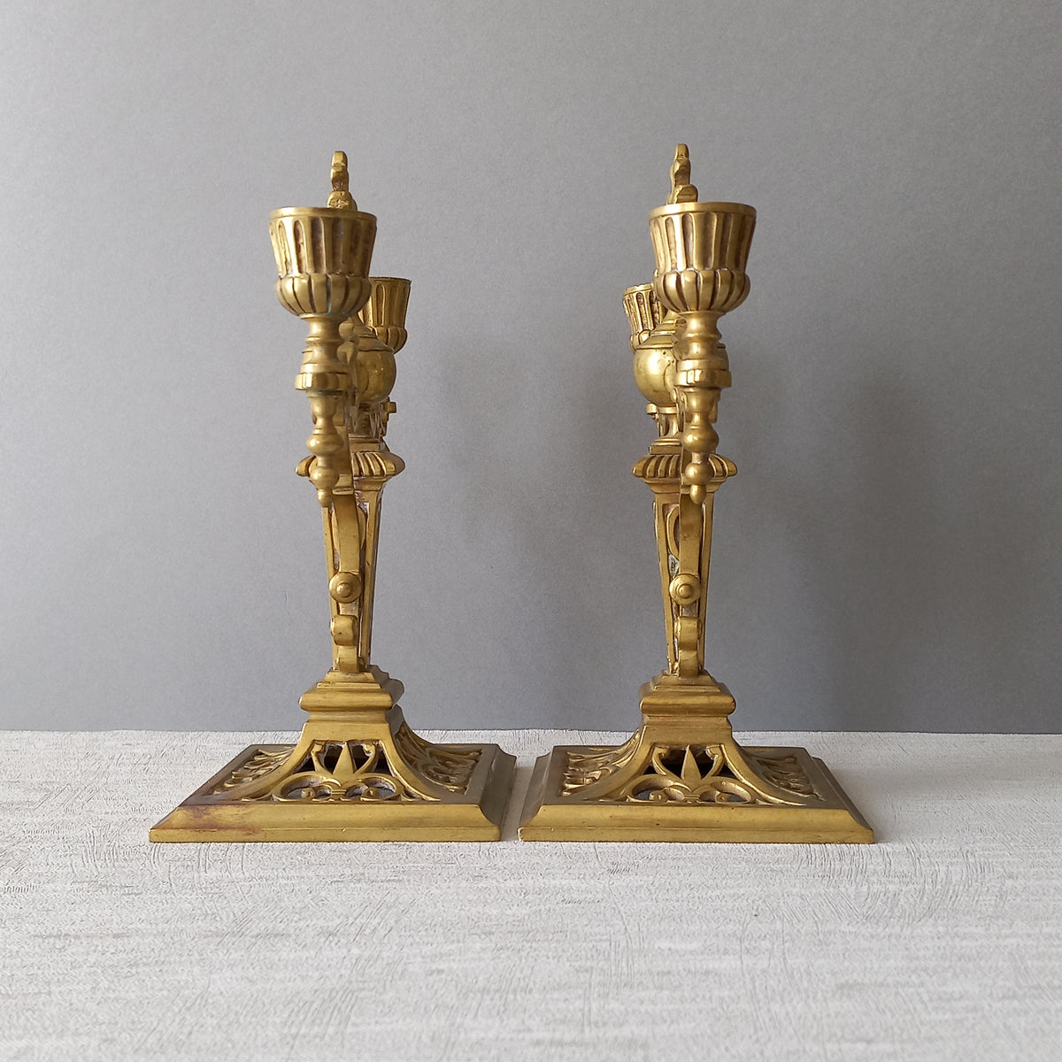 Paire de bougeoirs français antiques en laiton, candélabres décoratifs
