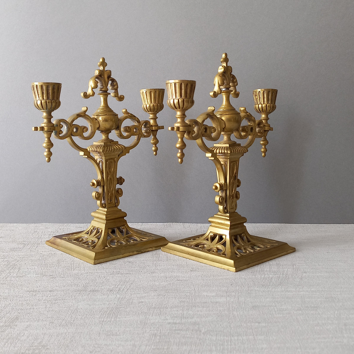Paire de bougeoirs français antiques en laiton, candélabres décoratifs